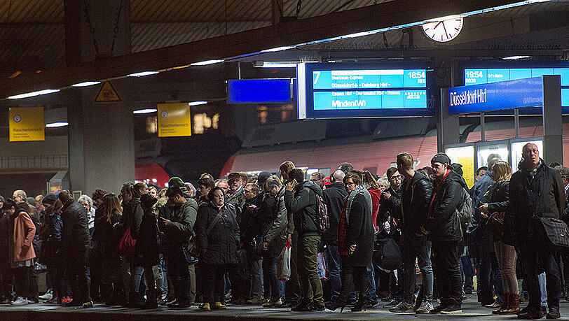 Ein Bild, das es am Mittwoch und Donnerstag wohl öfter zu sehen geben wird: Überfüllte Bahnsteige an Deutschlands Bahnhöfen. (Archivbild)