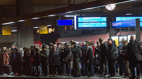 Ein Bild, das es am Mittwoch und Donnerstag wohl öfter zu sehen geben wird: Überfüllte Bahnsteige an Deutschlands Bahnhöfen. (Archivbild)