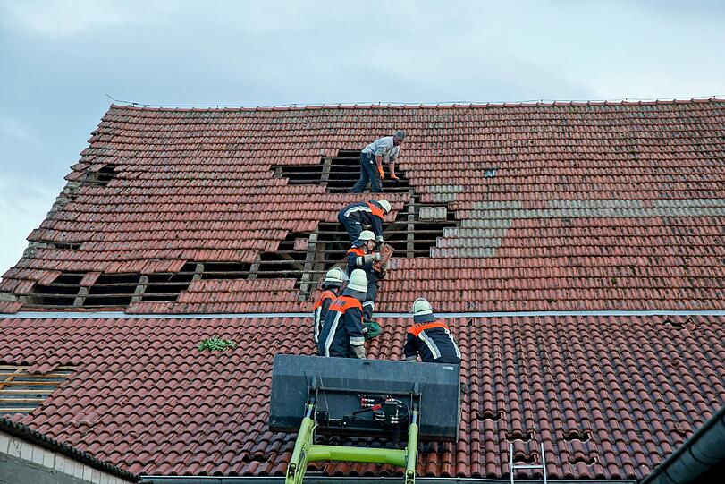 Am Samstag begannen in Freystadt die Aufräumarbeiten. Der Mini-Tornado beschädigte fast jedes Haus.