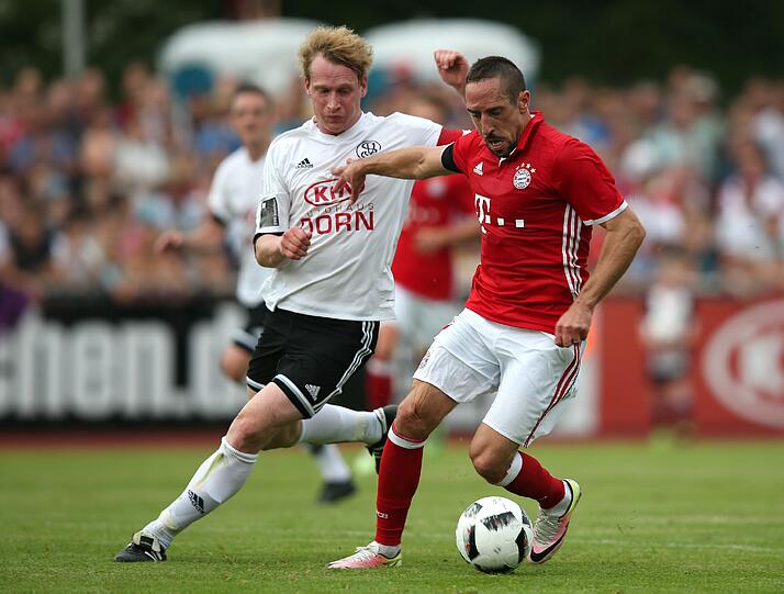 Souverän gewinnen die Bayern mit 3:0 in Landshut. Die Partie steht im Schatten des Amoklaufs von München. Sehen Sie hier die Bilder des Spiels.
