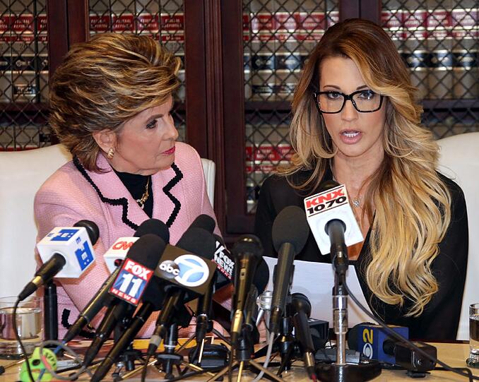 Neue Sex-Vorwürfe gegen Donald Trump: Auf einer Pressekonferenz beschuldigte die Porno-Darstellerin Jessica Drake (r.) den Immobilienmogul der sexuellen Belästigung.