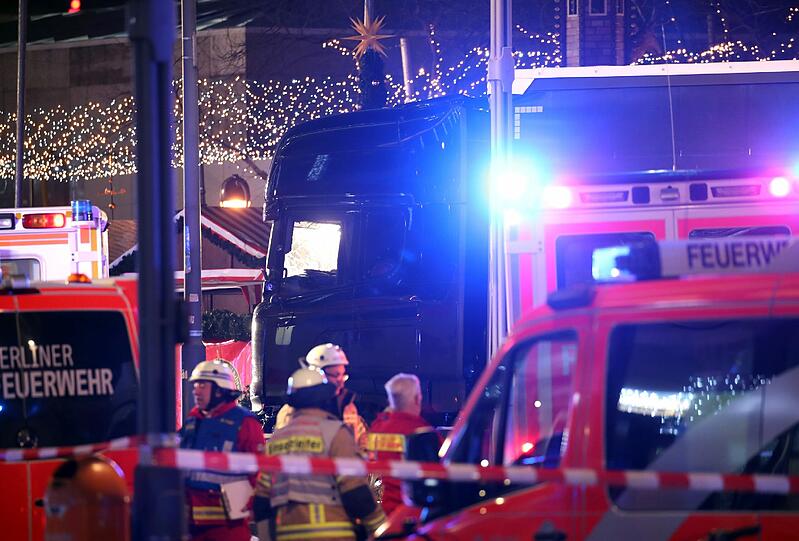 In Berlin ist ein Lkw vorsätzlich in einen Weihnachtsmarkt gefahren worden. Die Polizei hat einen Verdächtigen festgenommen.