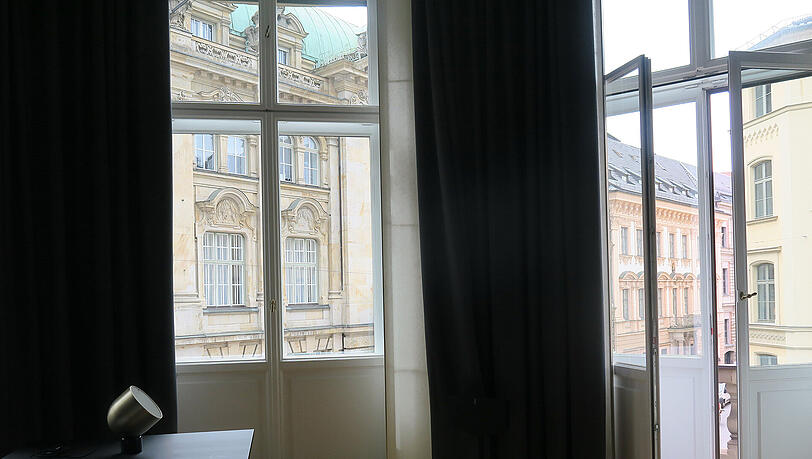 Früher ein Vorstandsbüro, jetzt ein Hotelzimmer. Früher ein Vorstandsbüro, jetzt ein Hotelzimmer.