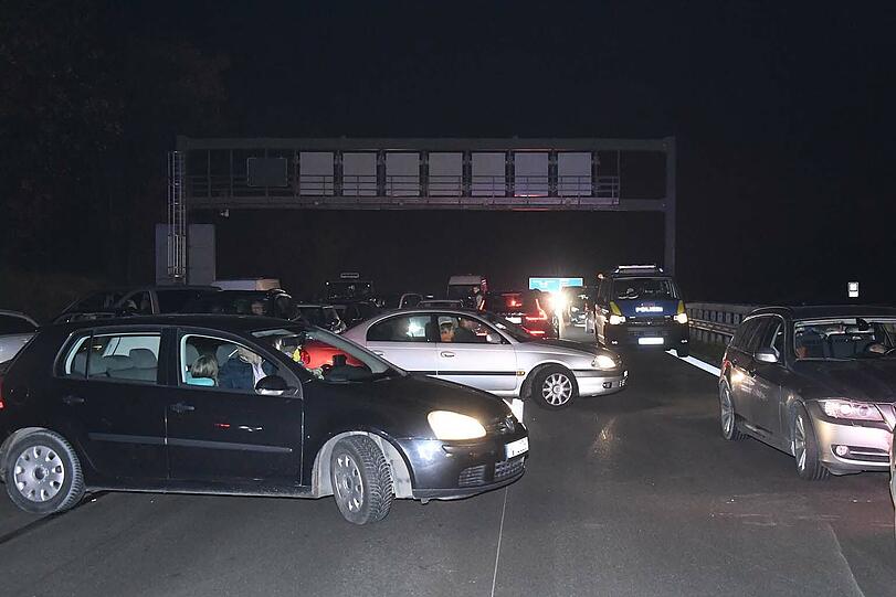 Tödlicher Unfall auf der A8: Auf der Überholspur sind auf Höhe Föching zwei Autos kollidiert.