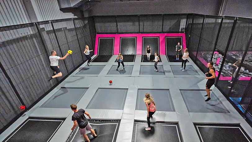 Du möchtest mit deinen Freunden eine coole Geburtstagsparty feiern? Dann komm in die MAXX Arena und feiert bei einer Jump Session oder bei einem Kletterabenteuer im Clip´n Climb sowie in unserer Chill Area am Geburtstagstisch. Du möchtest mit deinen Freunden eine coole Geburtstagsparty feiern? Dann komm in die MAXX Arena und feiert bei einer Jump Session oder bei einem Kletterabenteuer im Clip´n Climb sowie in unserer Chill Area am Geburtstagstisch.