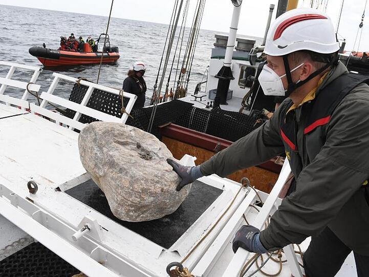 Greenpeace-Aktivisten versenken vom Schiff "Beluga II" große Granitblöcke in der Ostsee.
