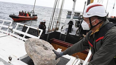 Greenpeace-Aktivisten versenken vom Schiff "Beluga II" große Granitblöcke in der Ostsee.