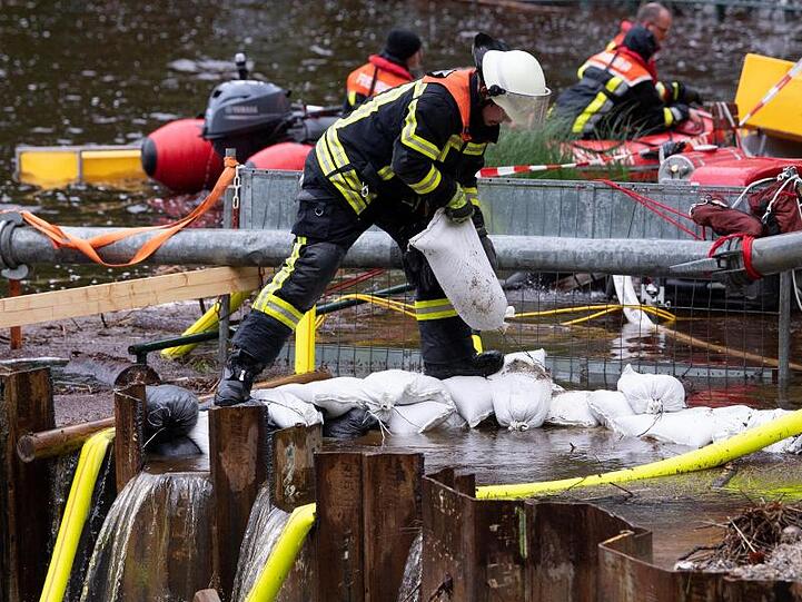 Dauerregen: Feuerwehr hilft mit Spezialpumpen. Foto: Sven Hoppe
