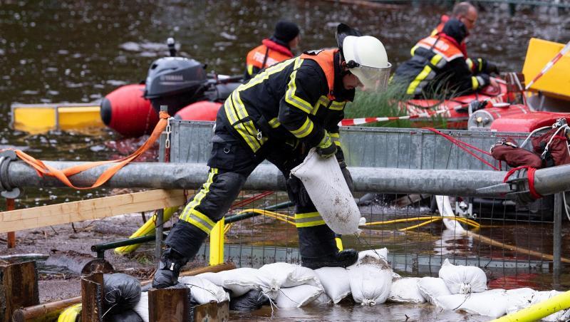 Dauerregen: Feuerwehr hilft mit Spezialpumpen. Foto: Sven Hoppe Dauerregen: Feuerwehr hilft mit Spezialpumpen. Foto: Sven Hoppe
