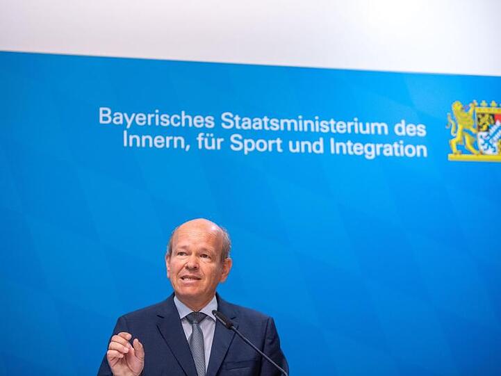 Burkhard Körner, Präsident des Bayerischen Amtes für Verfassungsschutz, spricht im Innenministerium. Foto: Lino Mirgeler/dpa/Archivbild