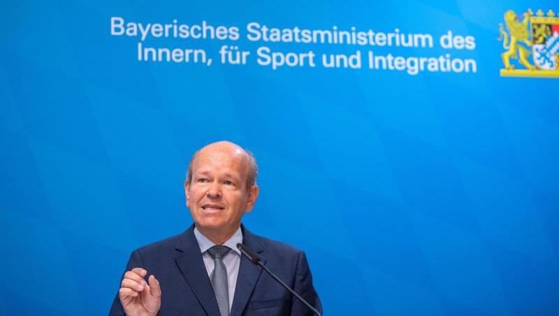 Burkhard Körner, Präsident des Bayerischen Amtes für Verfassungsschutz, spricht im Innenministerium. Foto: Lino Mirgeler/dpa/Archivbild Burkhard Körner, Präsident des Bayerischen Amtes für Verfassungsschutz, spricht im Innenministerium. Foto: Lino Mirgeler/dpa/Archivbild