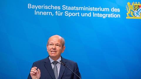 Burkhard Körner, Präsident des Bayerischen Amtes für Verfassungsschutz, spricht im Innenministerium. Foto: Lino Mirgeler/dpa/Archivbild