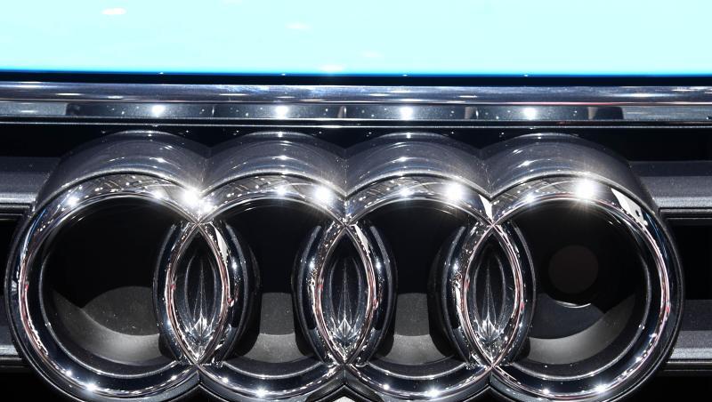 Das Audi Logo ist auf einem Auto zu sehen.