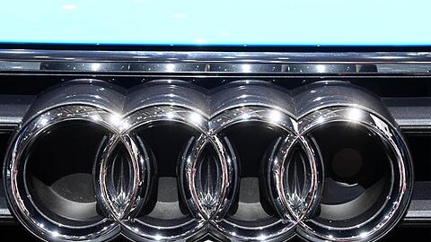 Das Audi Logo ist auf einem Auto zu sehen.