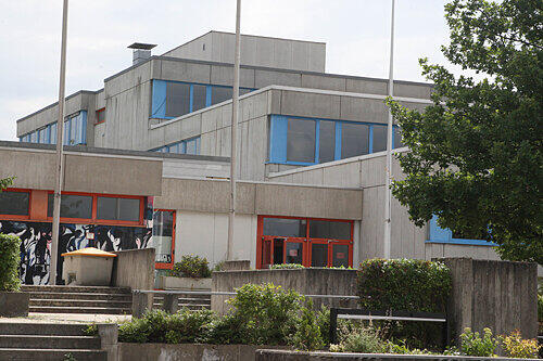 Lorenz besuchte das Gymnasium in Oberasbach. Sein Selbstmord rief die gleiche Fassungslosigkeit hervor, wie der Suizid eines 15-jährigen vor wenigen Tagen.