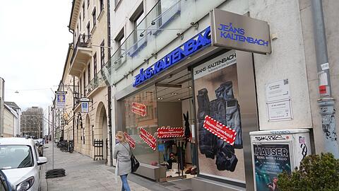 Der markante Schriftzug ist in der Stadt bekannt, der Laden eine Institution. Trotzdem schließt Jeans Kaltenbach an der Herzogspitalstraße 4 für immer. Jetzt heißt es erst einmal Räumungsverkauf.