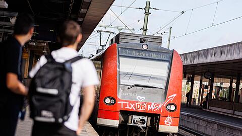 Eine Regionalbahn der Deutschen Bahn fährt am Morgen in den Hauptbahnhof Hannover ein.