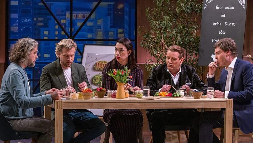 Loggä-Gründer Matthias Parzich lud die Löwen zur Brotzeit (v.l.): Nils Glagau, Tillman Schulz, Tijen Onaran, Ralf Dümmel und Carsten Maschmeyer.