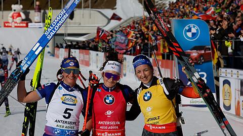 Franziska Preuß (rechts) kämpft gegen Lou Jeanmonnot (Mitte) um den Sieg im Gesamtweltcup.