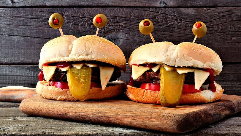 Hier freuen sich Groß und Klein gleichermaßen: Einfach, aber beeindruckend ist der "Alien-Burger". Beim Belegen müssen Sie einfach ein paar Zacken für die Zähne in den Käse schneiden, die saure Gurke ist die Zunge und die Oliven auf Zahnstochern sind die Augen. Echt außerirdisch ... Hier freuen sich Groß und Klein gleichermaßen: Einfach, aber beeindruckend ist der "Alien-Burger". Beim Belegen müssen Sie einfach ein paar Zacken für die Zähne in den Käse schneiden, die saure Gurke ist die Zunge und die Oliven auf Zahnstochern sind die Augen. Echt außerirdisch ...