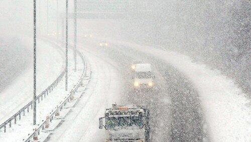 Schneefall auf einer Autobahn bei Birmingham Schneefall auf einer Autobahn bei Birmingham