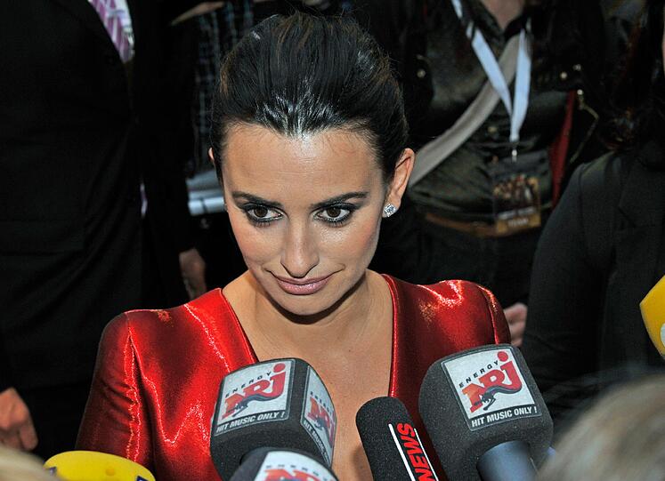 Was für eine Frau: Penélope Cruz verzauberte am Montagabend München. In einem traumhaften roten Seidenkleid erschien der Hollywood-Star zur Premiere von "Fluch der Karibik 4" im Mathäser Filmpalast.