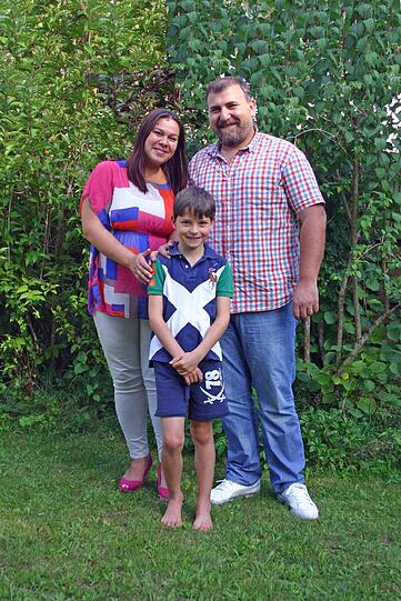 Er ist ihr Held: Aylin Yapar und Ersin Demirbag mit dem achtjährigen Konstantin Woisch, der den Ring gefunden hat.