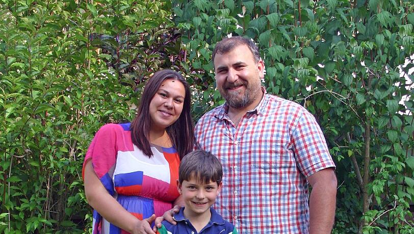 Er ist ihr Held: Aylin Yapar und Ersin Demirbag mit dem achtjährigen Konstantin Woisch, der den Ring gefunden hat.