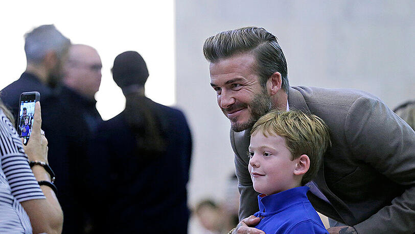 David Beckham mit einem jungen Fan auf der New York Fashion Week 2015. David Beckham mit einem jungen Fan auf der New York Fashion Week 2015.