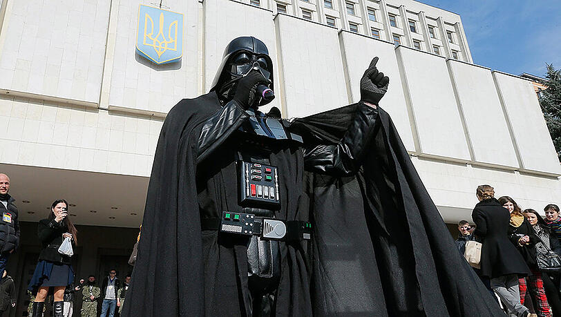 Darth Vader trat auch schon bei den Bürgermeisterwahlen in Kiew und Odessa an. Darth Vader trat auch schon bei den Bürgermeisterwahlen in Kiew und Odessa an.