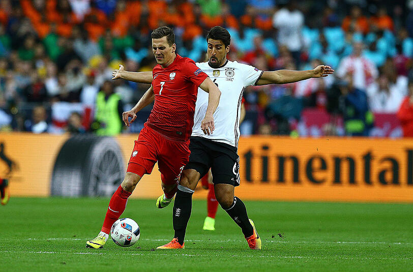 Sami Khedira: Note 3. Teilte früh aus, sah schon nach drei Minuten Gelb. Dickes Handicap für einen, der die Balance im Spiel halten, der Zweikampf-Hero werden sollte. Schaffte es ganz ordentlich. Versuchte sich oft als Fernschütze.