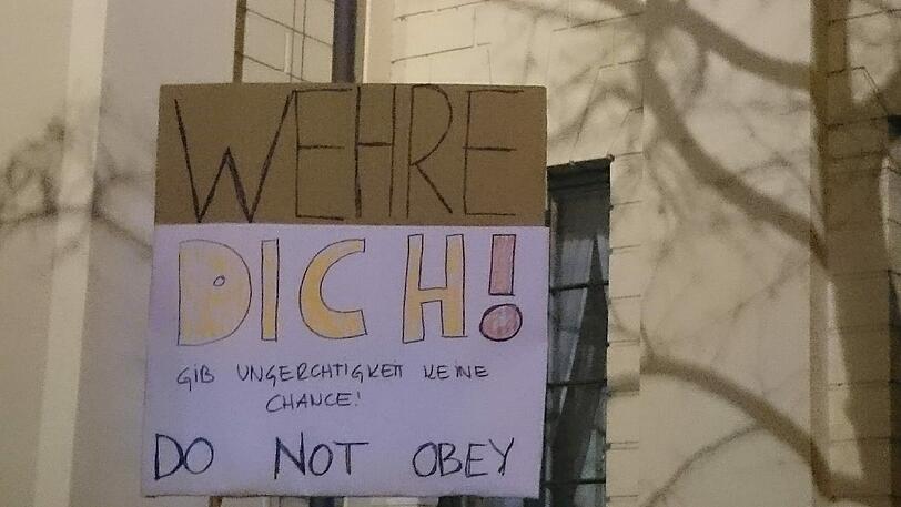 Titel des Plakats: "Wehre dich! Gib Ungerechtigkeit keine Chancen! Do not obey"