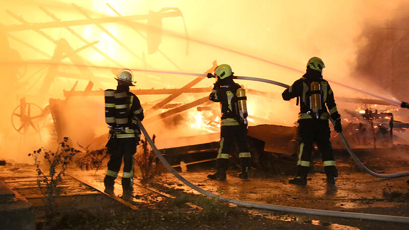Das Sägewerk brannte komplett ab, verletzt wurde niemand, die Brandursache ist allerdings noch unklar. Die Bilder vom Feuerwehreinsatz in Dorfen.