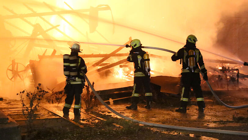 Das Sägewerk brannte komplett ab, verletzt wurde niemand, die Brandursache ist allerdings noch unklar. Die Bilder vom Feuerwehreinsatz in Dorfen. Das Sägewerk brannte komplett ab, verletzt wurde niemand, die Brandursache ist allerdings noch unklar. Die Bilder vom Feuerwehreinsatz in Dorfen.