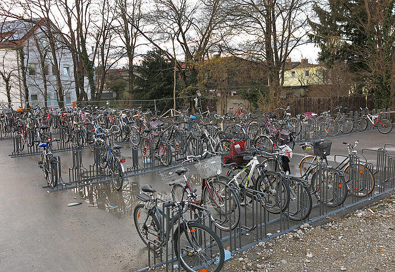 Daumen runter: Der Radlabstellplatz ohne Überdachung.