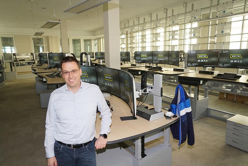 "Die modernste in Deutschland:" Leitstellen-Chef Andreas Hummel in seinem neuen Reich.