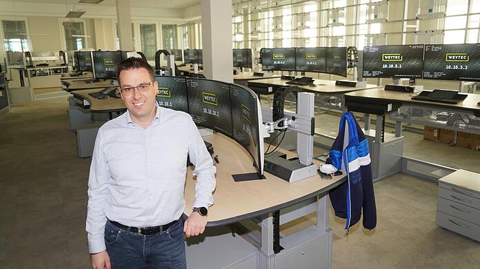 "Die modernste in Deutschland:" Leitstellen-Chef Andreas Hummel in seinem neuen Reich.