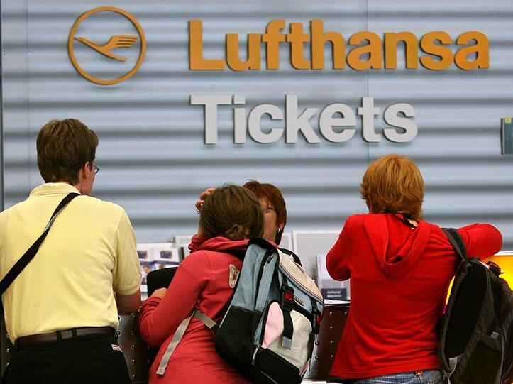 Passagiere an einem Lufthansa-Schalter