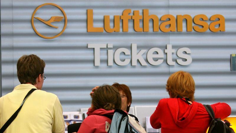 Passagiere an einem Lufthansa-Schalter Passagiere an einem Lufthansa-Schalter