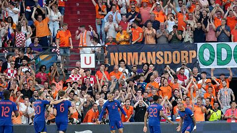 Dortmunds Donyell Malen (r) erzielte das 1:0 für die Niederlande.