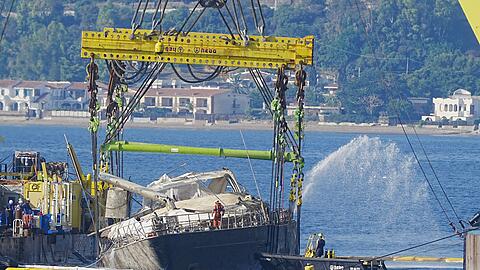 Das Wrack musste leergepumpt und stabilisiert werden, bevor es für weitere Untersuchungen in den Hafen von Termini Imerese geschleppt werden soll.