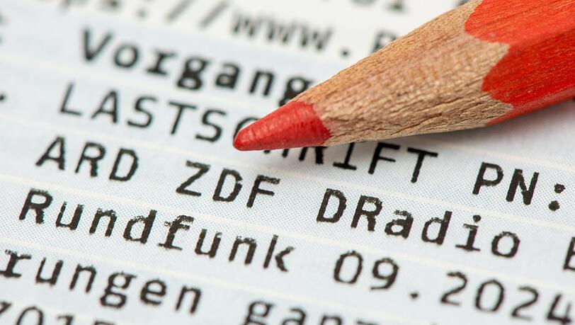 ARD und ZDF sind gezwungen, ihr Programm grundlegend umzubauen. ARD und ZDF sind gezwungen, ihr Programm grundlegend umzubauen.