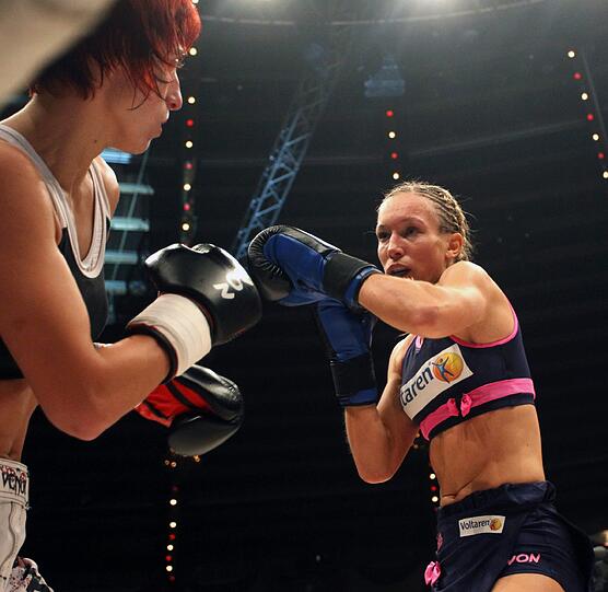 Kickbox-Weltmeisterin Christine Theiss besiegte Martina Müllerova im Circus Krone. Hier gibts die besten Bilder vom Fight zum Durchklicken!