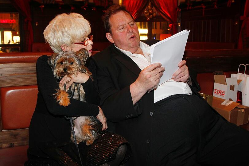 Ingrid Steeger mit Dackel-Dame Eliza Doolittle und Otti Fischer auf einem Promi-Event.