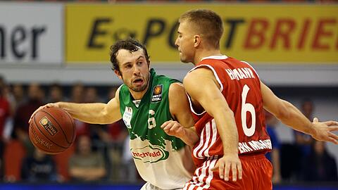 Bastian Doreth im Trier Trikot im Duell mit Steffen Hamann vom FC Bayern.