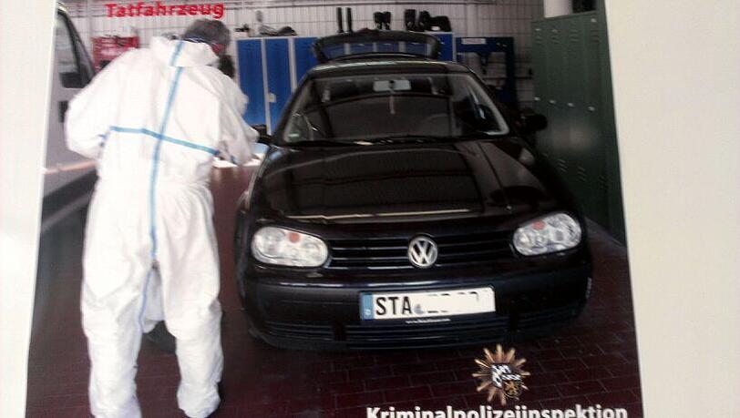 Mit diesem VW Golf soll der Täter sein Opfer mehrmals überfahren haben. Mit diesem VW Golf soll der Täter sein Opfer mehrmals überfahren haben.
