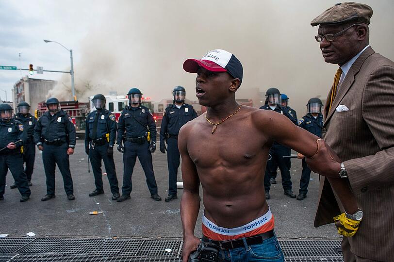 In Baltimore entlädt sich nach der Beerdigung Freddie Grays eine Welle der Gewalt. Die Bilder.