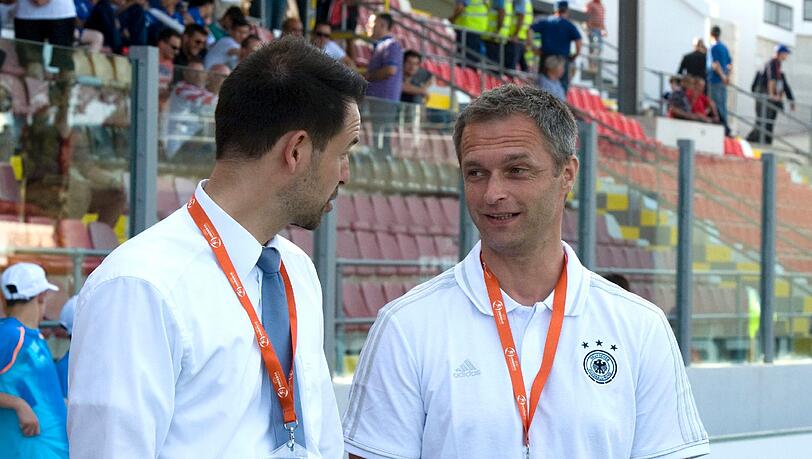 Christian Wück zieht mit der U17 ins Viertelfinale der EM ein. Christian Wück zieht mit der U17 ins Viertelfinale der EM ein.