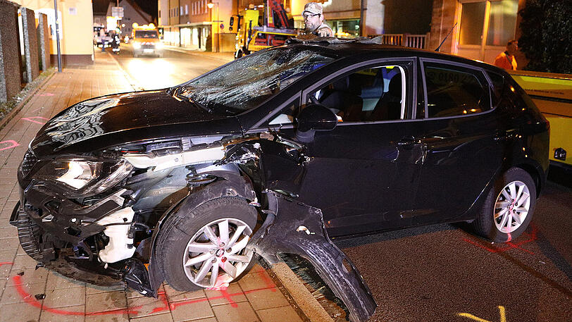 Der Pkw kam von der Straße ab und erfasste eine Familie auf dem Gehsteig. Zuvor wurde der Fahrer von einer Biene gestochen.