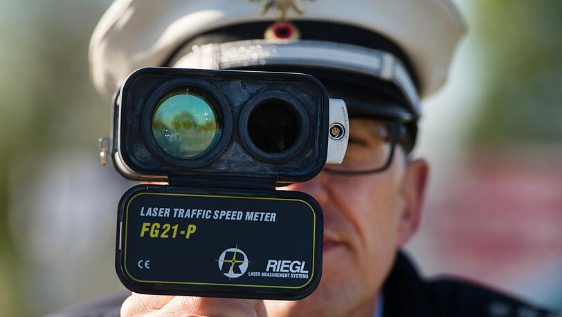 Ein Verkehrspolizist kontrolliert mit einer Laserpistole die Geschwindigkeit der vorbeifahrenden Fahrzeuge. (Symbolbild) Ein Verkehrspolizist kontrolliert mit einer Laserpistole die Geschwindigkeit der vorbeifahrenden Fahrzeuge. (Symbolbild)